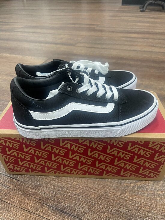 Vans Shoes - Vans Ward Low Sneakers Women's Size 6 New Without Tags